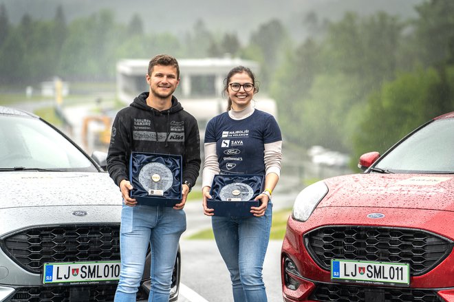 Najboljša za volanom 2023 sta Ana Menegalija in Matic Tovornik, ki bosta Slovenijo zastopala na mednarodnem izboru najboljšega mladega voznika. FOTO: Damjan Končar/AMZS