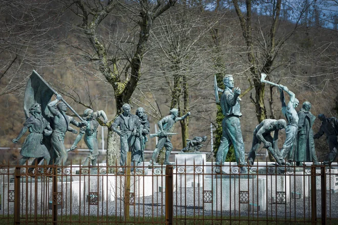 Vlada Janeza Janše je  s premestitvijo kipov kršila veljavne predpise, med drugim določila zakona o varstvu kulturne dediščine, je navedla vlada. FOTO: Jože Suhadolnik/Delo