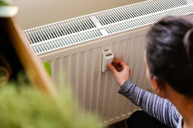 Sodobno in cenejše ogrevanje je nižjetemperaturno, zato bo treba prenoviti tudi stavbe. FOTO: Črt Piksi/Delo