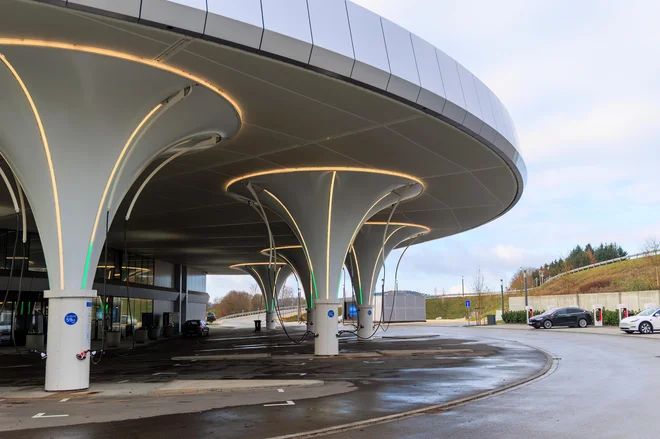 Trenutno menda največji polnilni park v EU je v Nemčiji, ob avtocesti med Münchnom in Stuttgartom pri Zusmarshausnu. Imenuje se Sortimo in ima 72 polnilnih mest različnih moči, od manjših do največjih. FOTO: Shutterstock