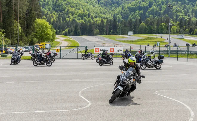Zavarovalnica Triglav je že deseto leto zapored organizirala ogrevalni trening za motoriste in znova privabila veliko motoristk in motoristov. FOTO: Zavarovalnica Triglav