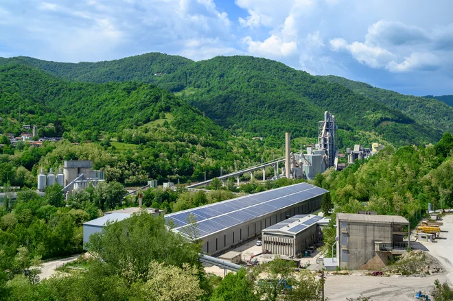 Eden od pobudnikov za vzpostavitev NAHV je cementarna Salonit Anhovo, kjer bo zeleni vodik, pridobljen iz obnovljivih virov energije, imel pomembno vlogo pri razogljičenju. FOTO: Miran Kambič