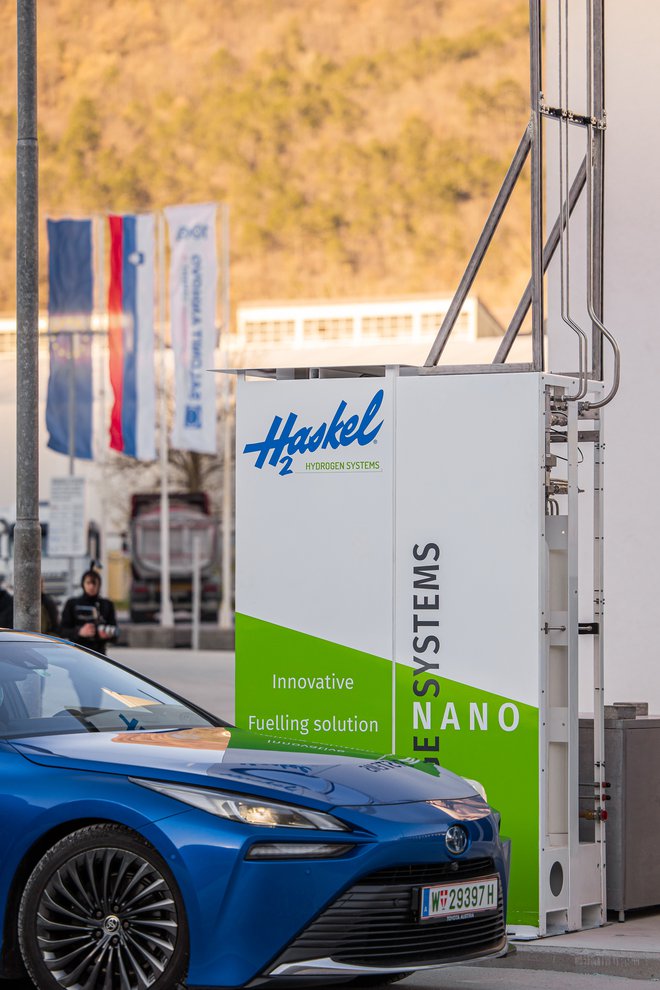 V Salonitu Anhovo so postavili prve komponente za vodikovo polnilnico in bodo v prihodnje del večjega sistema za preskrbovanje tovornih in osebnih vozil. FOTO: Rok Mlinar