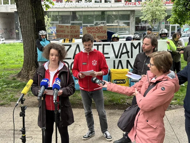 Mojca Žerak, Jernej Kastelic in dostavljavec Janez. FOTO: Voranc Vogel/Delo