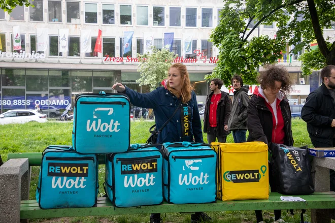 V Sindikatu dostavljavcev - Sindikat Mladi plus so ogorčeni in razočarani nad žaljivim odgovorom vodstev Wolta in Glova v Sloveniji. FOTO: Voranc Vogel/Delo