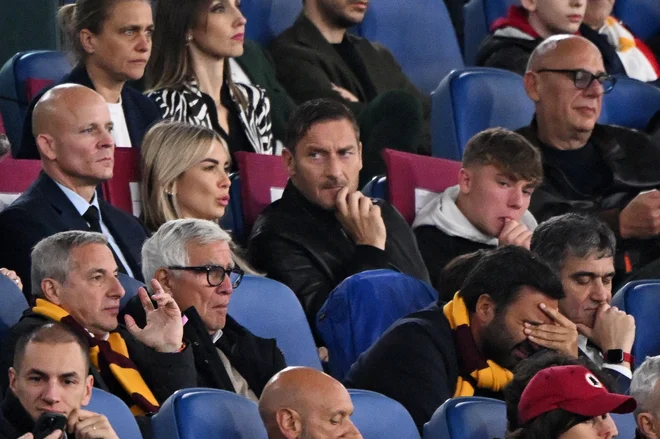 Francesco Totti in Noemi Bocchi sta sinoči prvič sedela drug ob drugem na nogometni tekmi. FOTO: Alberto Lingria/Reuters