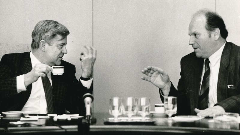 Fotografija: Milan Kučan in Jože Pučnik 1990 v vročem pogovoru o prihodnosti slovenske države. FOTO: Srdjan Živulović