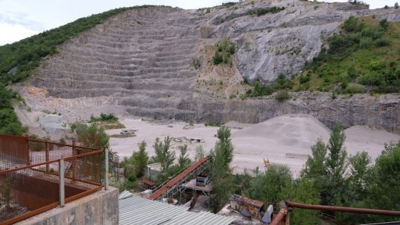 Fotografija: Kamnolom Griža je predviden za dokončno sanacijo, vendar upravljavec skuša podaljšati koncesijo za nadaljnje izkoriščanje.

FOTO: Alpe Adria Green