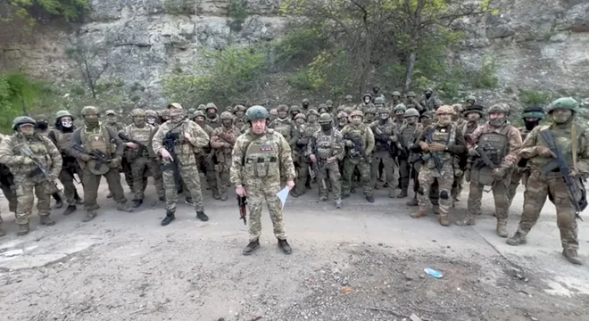Jevgenij Prigožin, čigar odnosi z rusko vojsko so se v zadnjih mesecih zaostrili, je že v torek eno od ruskih enot obtožil, da je zapustila svoje položaje v bližini Bamhuta. FOTO Concord via Reuters