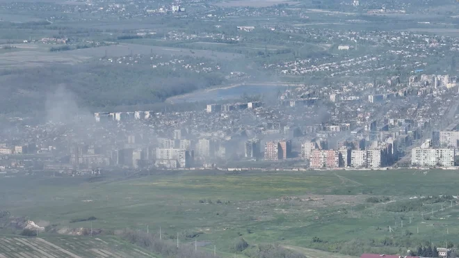 Dim nad uničenim Bahmutom po raketiranju. FOTO: Adam Tactic Group via Reuters