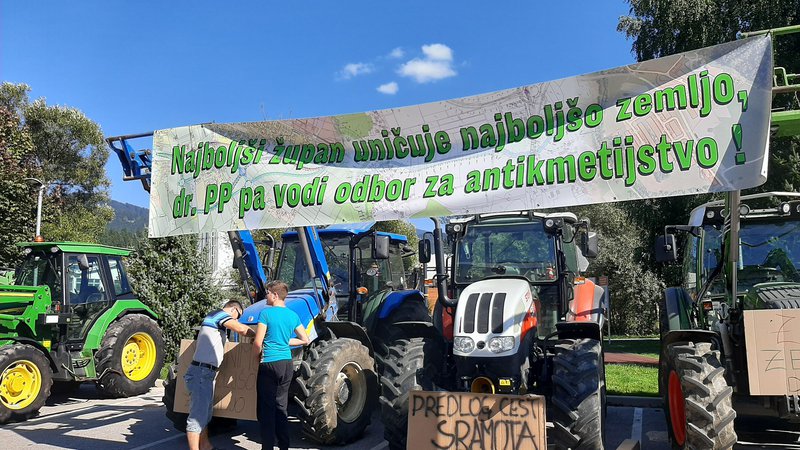 Fotografija: To, za kar se zavzemajo kmetje in ROVO, je že uzakonjeno v zakonu o kmetijskih zemljiščih in drugih predpisih s področja prostorskega načrtovanja (na fotografiji protest kmetov jeseni 2021). FOTO: Mateja Kotnik