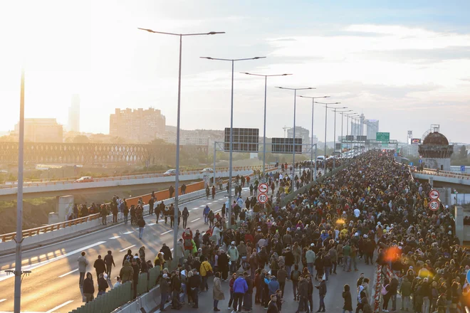 Udeleženci protesta, imenovanega Srbija proti nasilju, so izpolnili obljubo, dano v ponedeljek in se danes znova podali na ulice Beograda. Zaprli so celo mesto in avtocestni most Gazela. Foto Marko Djurica Reuters