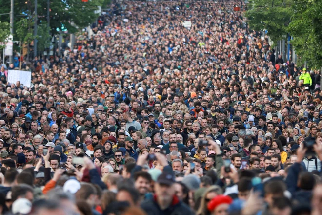 Ljudje, ki že desetletja protestirajo proti vladajočim, v Beogradu že dolgo niso videli takšne množice kot danes, nekateri ocenjujejo, da jih je danes dvakrat več kot v ponedeljek, ko so jih našteli 50.000. Foto Marko Djurica Reuters