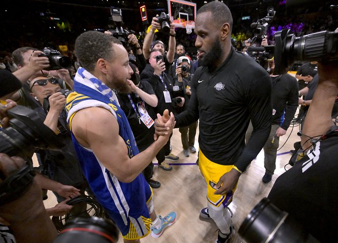Stephen Curry je po tekmi športno čestital LeBronu Jamesu. FOTO: Jayne Kamin-oncea/Usa Today Sports