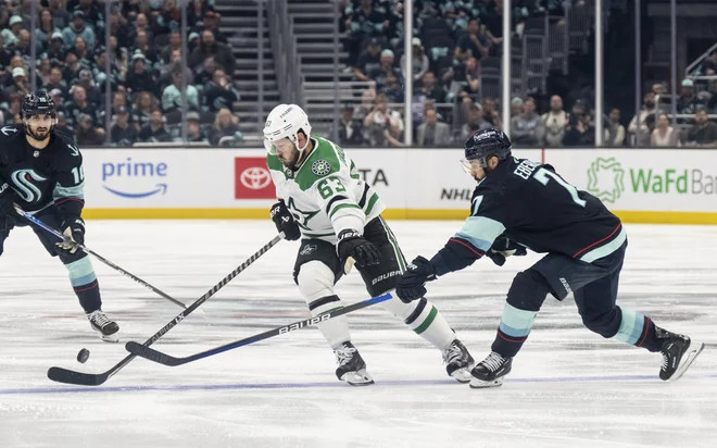 Dallasov as Jevgenij Dadonov (63) in Seattlov napadalec Jordan Eberle (7) FOTO: Stephen Brashear/Usa Today Sports