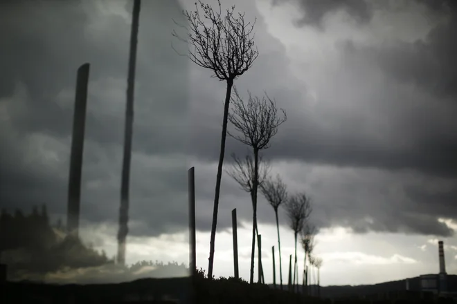 Deževje, ki še ne bo ponehalo, je ponekod že povzročalo težave. FOTO: Jure Eržen/Delo