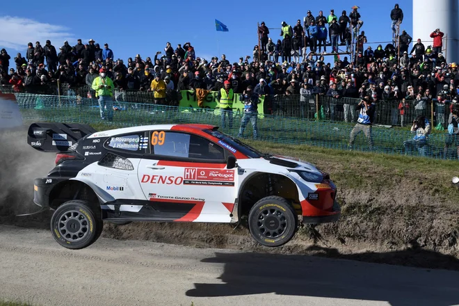 Finski šampion Kalle Rovanperä je takole na Portugalskem letel zmagi nasproti. FOTO: Miguel Riopa/AFP