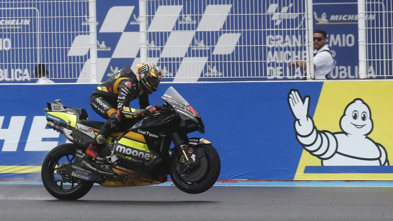 Fotografija: Marco Bezzecchi je takole proslavil svojo zmago v Franciji. FOTO: Agustin Marcarian/Reuters