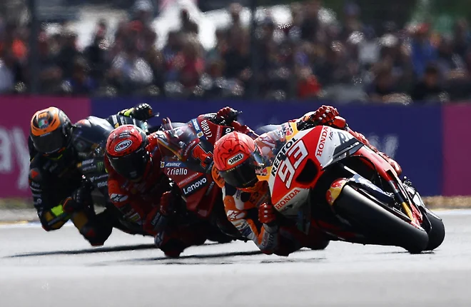 Marc Marquez in Francesco Bagnaia v akciji. FOTO: Stephane Mahe/Reuters