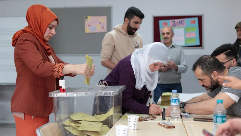 V primeru, da ne Kılıçdaroğlu ne Erdoğan ne bosta osvojila več kot 50 odstotkov glasov, bodo volivci o novem (starem?) predsedniku države odločali v drugem krogu 28. maja. FOTO: StReuters