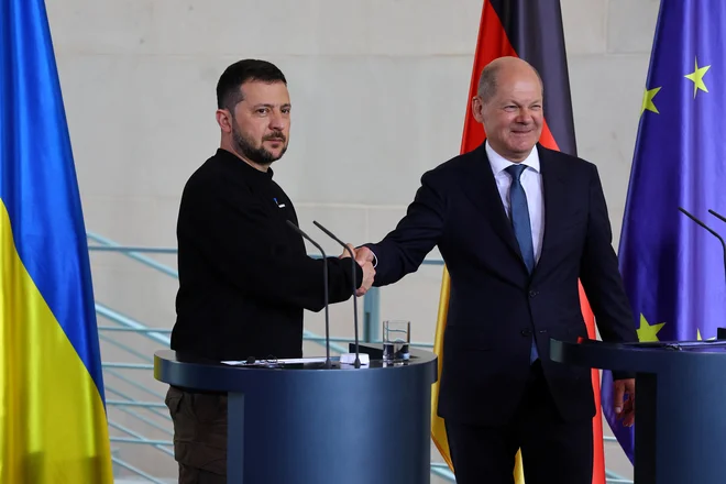 Ukrajinski predsednik Volodomir Zelenski (levo) je prvič od začetka ruske agresije na Ukrajino obiskal Nemčijo. FOTO: Fabrizio Bensch/Reuters