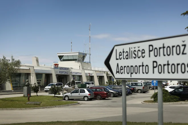 Portoroški letališki terminal se poseda in ga bodo morda morali zrušiti. FOTO: Leon Vidic/Delo