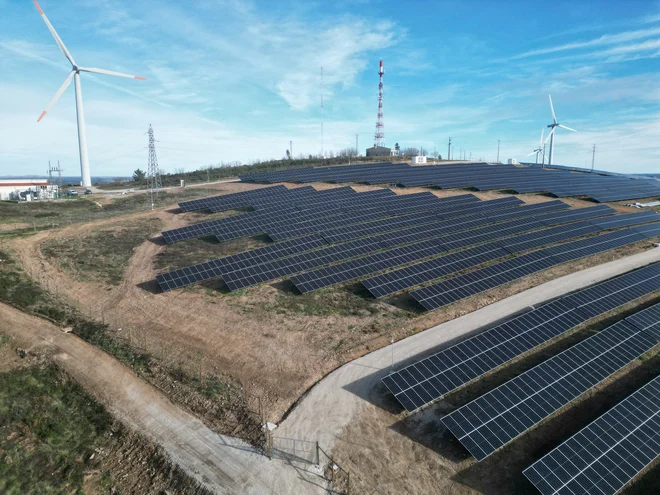 Države na zahodu EU so prepoznale tveganja, povezana s premogom in plinom, zato se pospešeno usmerjajo v obnovljive vire energije. FOTO: Miguel Pereira/Reuters