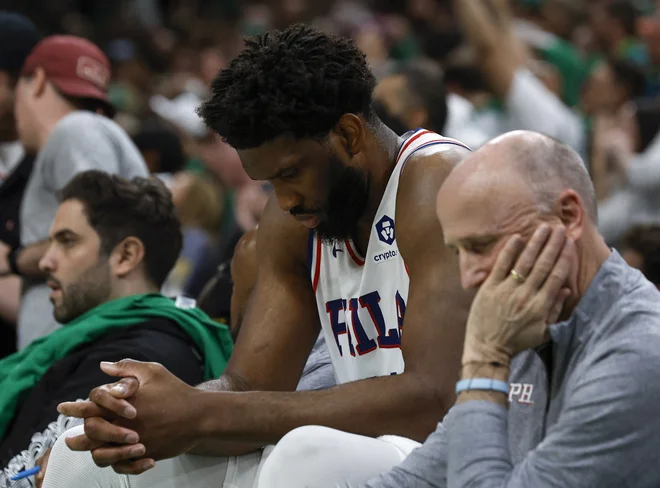 Za Joela Embiida, ki je letos prvič osvojil lovoriko za najkoristnejšega igralca (MVP) rednega dela, je tako sezone konec. FOTO: Winslow Townson/Reuters