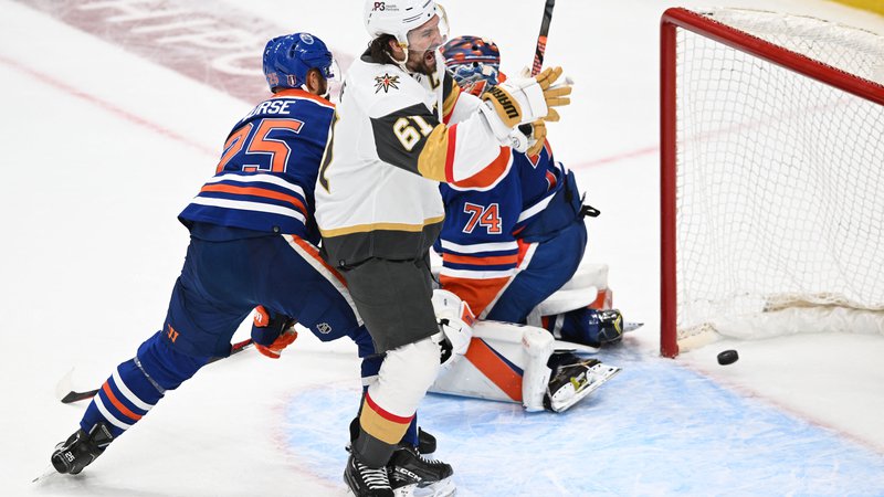 Fotografija: Zlati vitezi so s 4:2 v zmagah izločili Oilers, potem ko so v gosteh v Edmontonu zmagali s 5:2. Edmonton je v prvem krogu izločil Los Angeles Kings Anžeta Kopitarja. FOTO: Walter Tychnowicz/Reuters