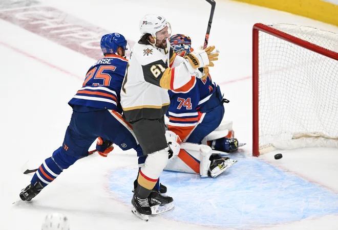 Zlati vitezi so s 4:2 v zmagah izločili Oilers, potem ko so v gosteh v Edmontonu zmagali s 5:2. Edmonton je v prvem krogu izločil Los Angeles Kings Anžeta Kopitarja. FOTO: Walter Tychnowicz/Reuters