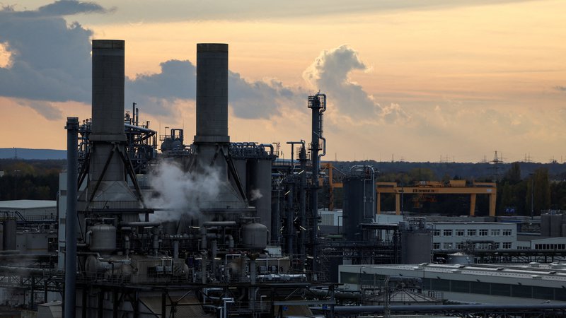 Fotografija: Po analizi evropske komisije je evropskemu gospodarstvu uspelo zavreti negativne učinke ruske agresije in prebroditi energetsko krizo s hitro diverzifikacijo ponudbe in znatnim padcem potrošnje plina. Na fotografiji je nemški kemični orjak BASF. FOTO: Lisi Niesner/Reuters