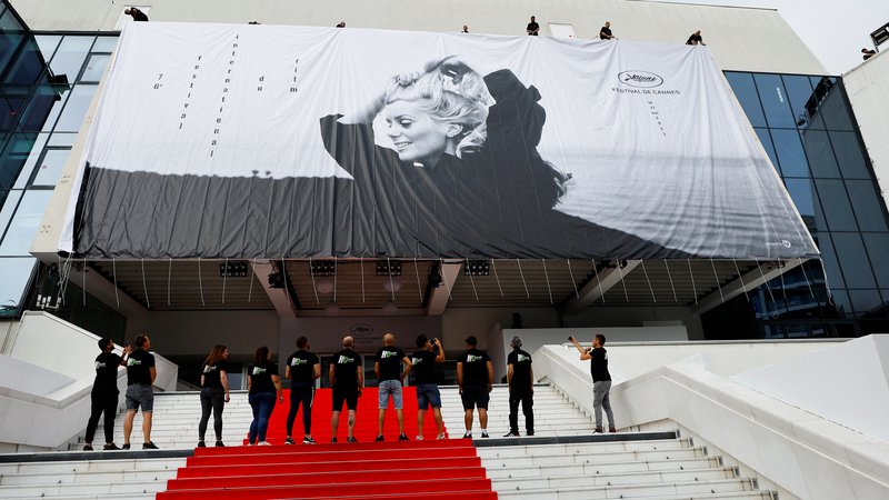 Fotografija: Rdeča preproga je pripravljena, na uradnem plakatu festivala je tokrat francoska diva Catherine Deneuve. FOTO: Eric Gaillard/Reuters