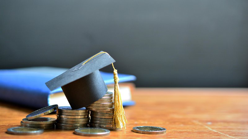 Fotografija: Država lahko spodbuja finančno pismenost z vključevanjem finančne vzgoje v šolski sistem. FOTO: ITTI gallery/Shutterstock