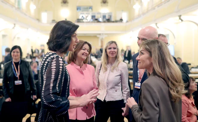 Ministrica za pravosodje Dominika Švarc Pipan, zunanja ministrica Tanja Fajon in nizozemska ministrica za pravosodje Dilan Yeşilgöz-Zegerius pred začetkom konference. FOTO: Blaž Samec/Delo