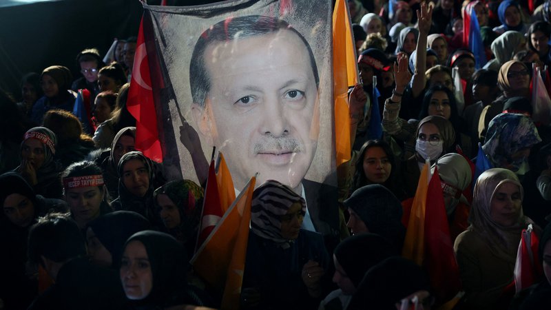 Fotografija: Podporniki aktualnega predsednika Recepa Tayyipa Erdoğana v Ankari. FOTO: Adem Altan/AFP