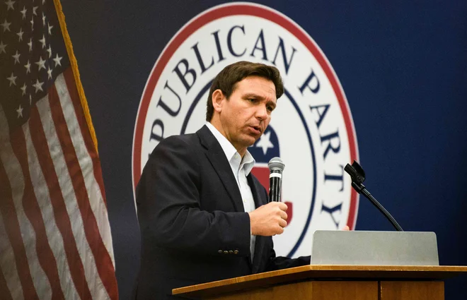 Kandidature še ni najavil, a Ron DeSantis že velja za najresnejšega izzivalca Donalda Trumpa v republikanski stranki za predsedniške volitve 2024. Foto Stephen Maturen/AFP