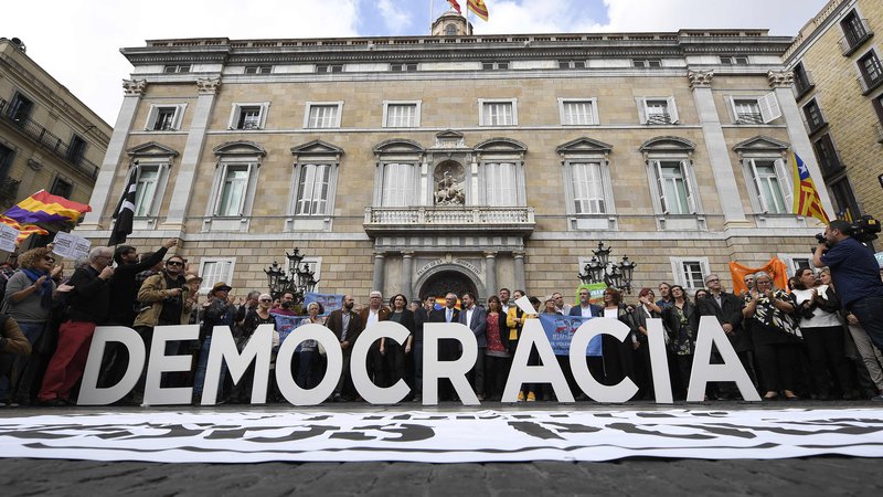 Fotografija: Zagovorniki samostojne Katalonije trdijo, da Španija ni dovolj demokratična. Zagovorniki Katalonije v Španiji, kot denimo Joaquim Coll, se s tem ne strinjajo. FOTO: Lluis Gene/AFP