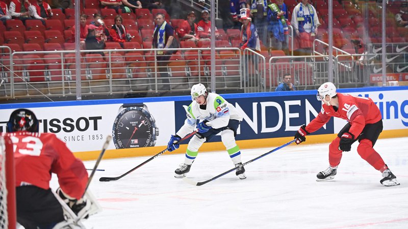 Fotografija: Slovenski hokejisti (na fotografiji Žiga Jeglič) v prvih dveh nastopih niso osvojili točk, zdaj bodo igrali na zmago proti Norveški. FOTO: Gints Ivuskans/AFP