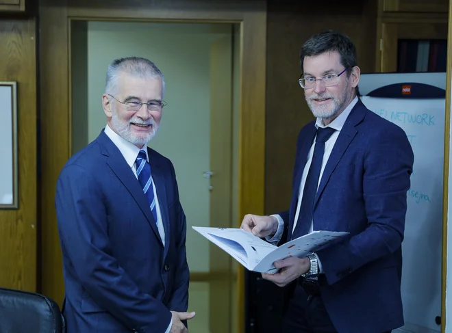 Vodstvo ljubljanske medicinske fakultete z dekanom Igorjem Švabom (levo) in prodekanom za študijsko področje medicine Tomažem Maršem na čelu si želi, da jim nekdo pove, ali naj 15. junija objavijo javno naročilo večmilijonskega projekta, ki ga bodo morali potem tudi uresničiti in plačati. FOTO: Jože Suhadolnik/DELO