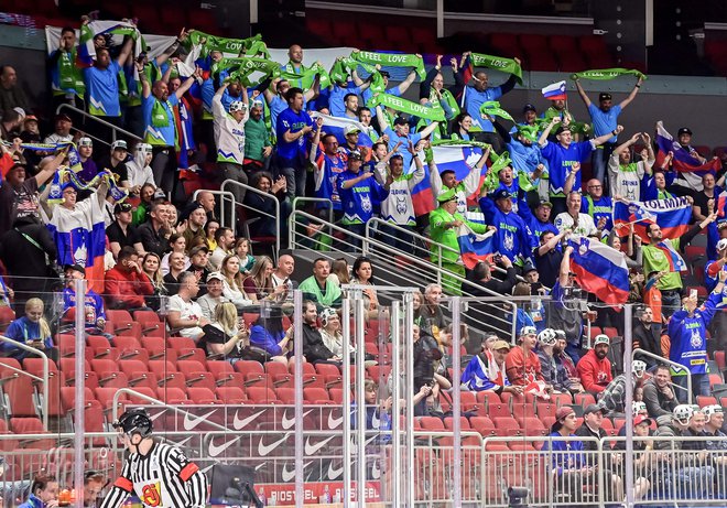 V Rigi slovenske hokejiste spodbuja tudi skupina navijačev. FOTO: Gints Ivuskans/AFP