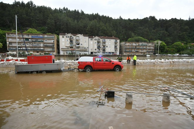 Tudi Hrvaško je zajelo obilno deževje in povzročilo poplave na severu Dalmacije. Mesti Obrovac in Gračac v zadrski županiji sta bili v nedeljo zaradi poplavljanja rek pod vodo, gorski reševalci pa so nekatere prebivalce morali evakuirati s čolni. Na poplave so se začeli pripravljati tudi v nekaterih drugih delih države. FOTO: Luka Gerlanc/Cropix
