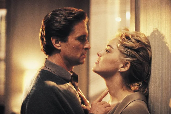 Erotični triler Prvinski nagon je bil kljub kontroverznim reakcijam, ki jih je sprožil, eden največjih komercialnih hitov devetdesetih. V prizoru detektiv Michael Douglas s Sharon Stone. FOTO: Press Release