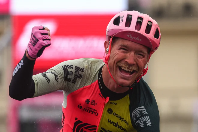 Lisec Magnus Cort Nielsen (EF Education-EasyPost) je zmagovalec izjemno težke 10. etape. FOTO: Luca Bettini Afp