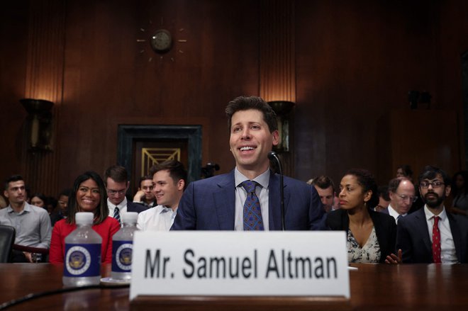 Osemintridesetletni ameriški podjetnik je včeraj nastopil pred odborom ameriškega senata in pričal o možnostih in pasteh umetne inteligence. FOTO: Win Mcnamee /AFP