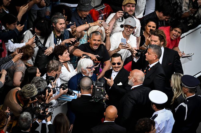 Johnny Depp ob prihodu na premiero filma Jeanne du Barry na 76. filmskem festivalu v Cannesu FOTO: Patricia Moreira/AFP