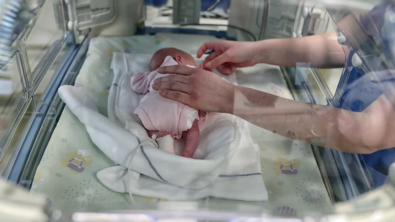 V Sloveniji ima licenco za opravljanje preiskav nuhalne svetline 47 ginekologov. Koliko je zaposlenih v javnih zavodih, koliko je koncesionarjev in koliko zasebnikov, ministrstvo ne ve. FOTO: Blaž Samec