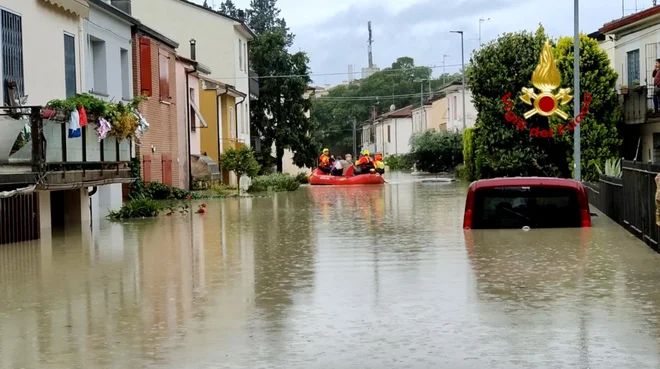 Gasilci so zgolj v Emiliji-Romanji od torka zjutraj posredovali 600-krat, na terenu pa je bilo 400 gasilcev. FOTO: Vigili Del Fuoco/Reuters