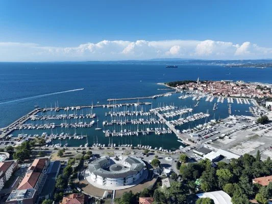 V izolski marini se soočajo z onesnaženjem, ki ga je povzročilo izlitje kurilnega olja iz podzemnega rezervoarja hotela Delfin. FOTO: Delo