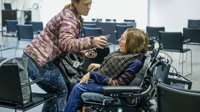 Fotografija: Sistem osebne asistence je velika civilizacijska pridobitev za invalide, se strinjajo tako njeni uporabniki kot odločevalci. FOTO: Jože Suhadolnik