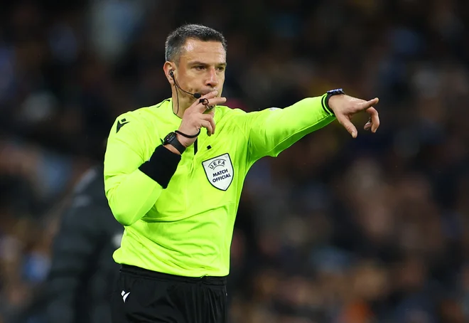 Slavko Vinčić je bil aktiven tudi 14. marca, ko je takole dosodil kazenski strel za Manchester City v tekmi z Leipzigom. FOTO: Molly Darlington/Reuters